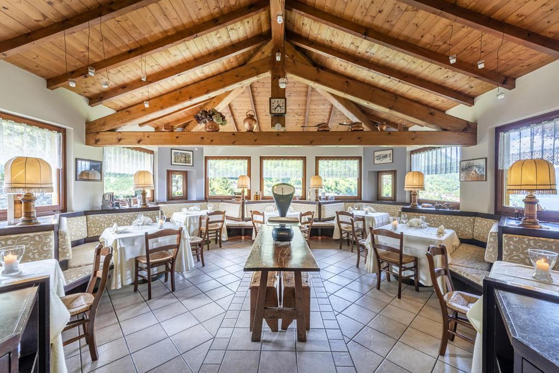 Agriturismo with restaurant and views of Lake Como