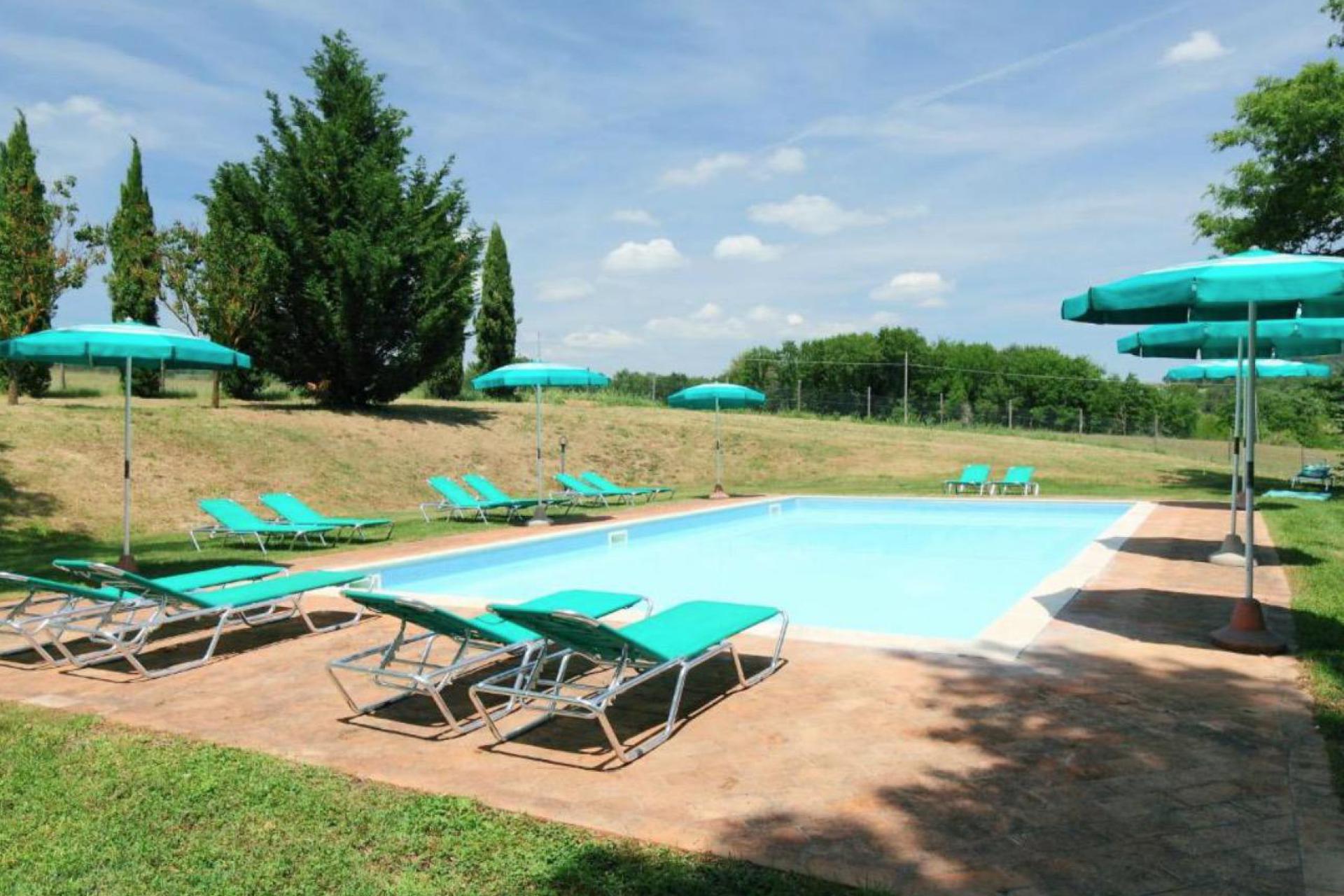 Two farmhouses in Tuscany with private swimming pool