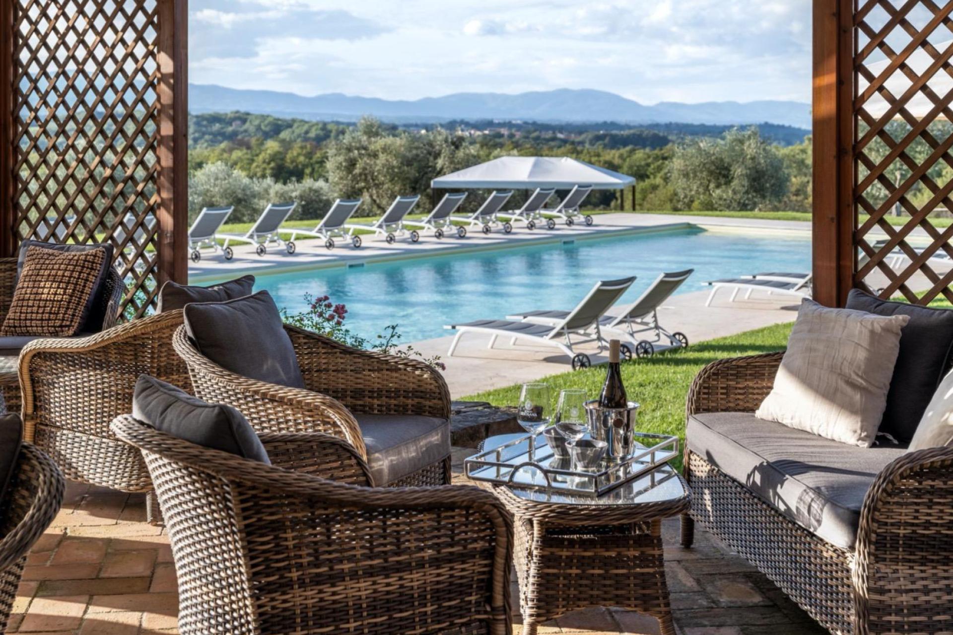 Agriturismo in Tuscany with restaurant and panoramic wine bar